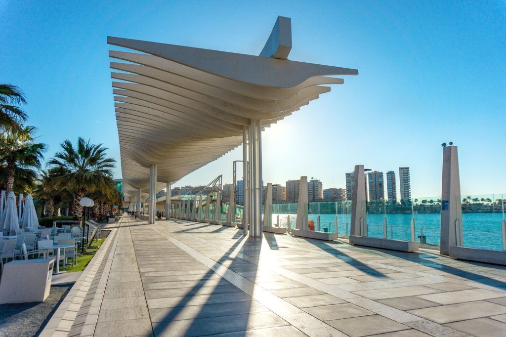 port Malaga la Marina zone piétonne du port à Malaga