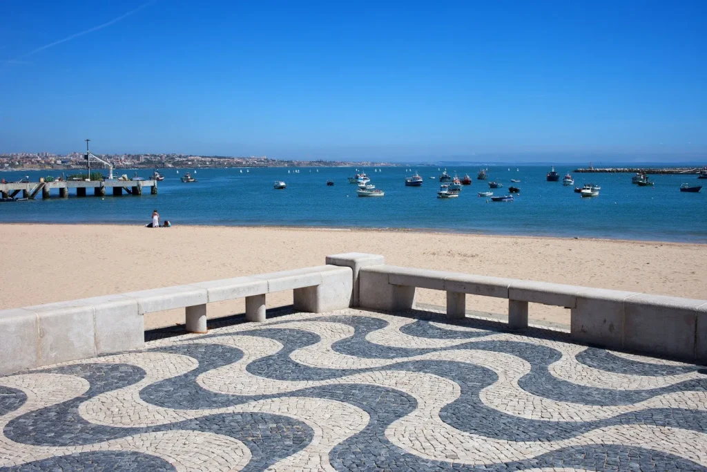 Promenade et baie de Cascais au Portugal Promenade et baie de Cascais au Portugal
