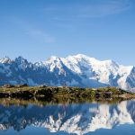 Le massif du Mont-Blanc enneige se refletant dans un lac d'altitude au-dessus de Chamonix