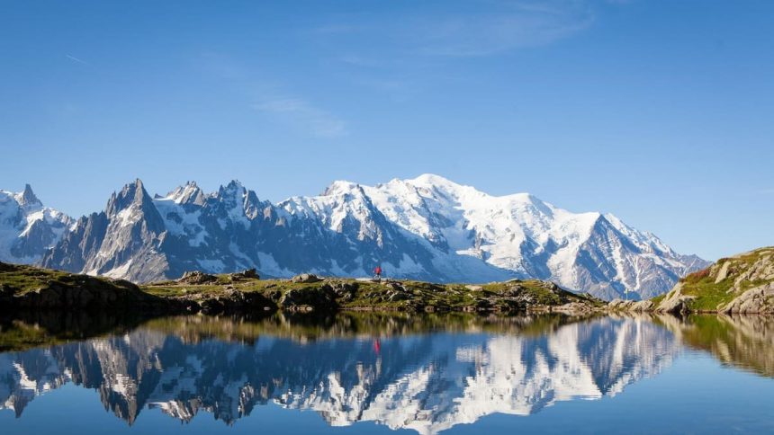 Le massif du Mont-Blanc enneige se refletant dans un lac d'altitude au-dessus de Chamonix