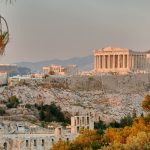 L'Acropole d'Athènes vue à travers les pins à la lumière de fin de journée