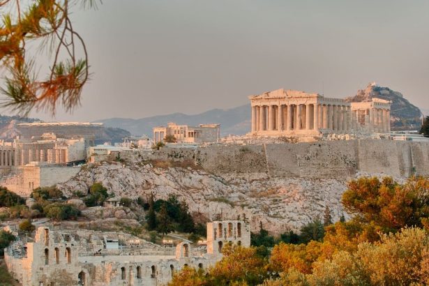 L'Acropole d'Athènes vue à travers les pins à la lumière de fin de journée
