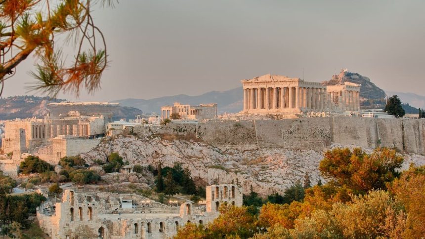 L'Acropole d'Athènes vue à travers les pins à la lumière de fin de journée