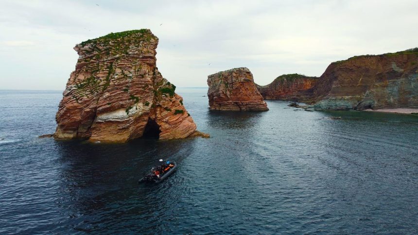 Rochers et falaises de la côte basque vus depuis la mer, au large de Saint-Jean-de-Luz
